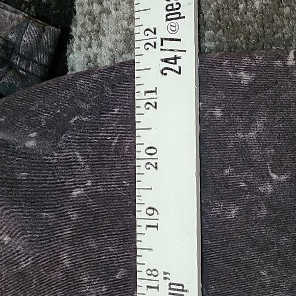 VS PINK 2021 CAMPUS RAW NOTCH-NECK ACID WASH LOGO COTTON TEE-SHIRT - Picture 10 of 15